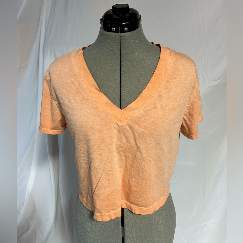 Crop V-neck Tshirt. Wild Fable. Size Medium